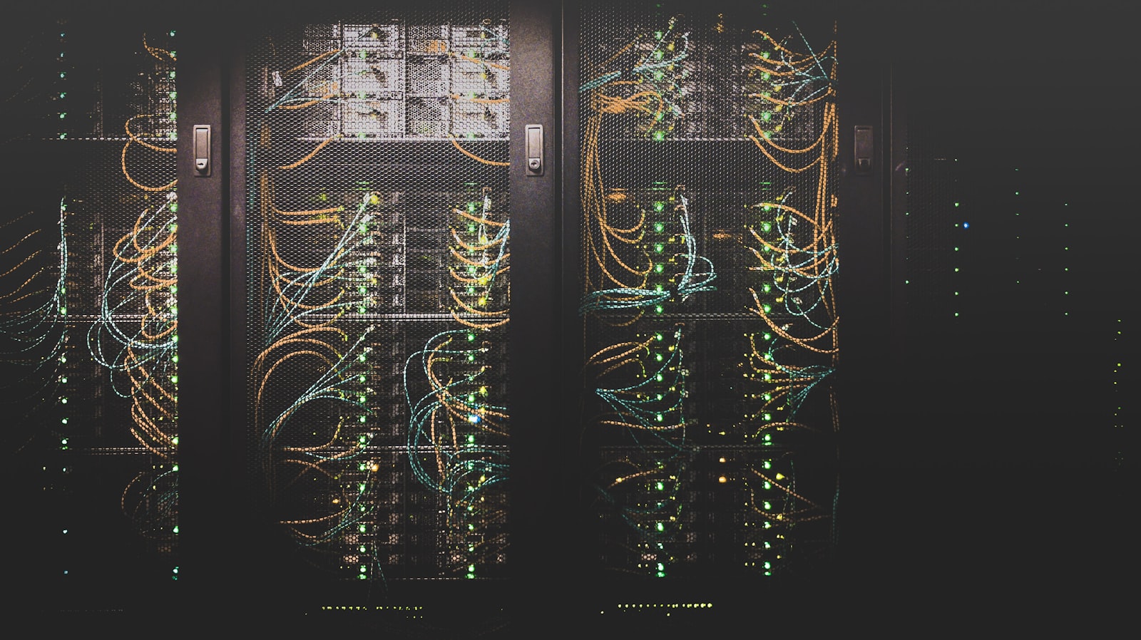 Sala de servidores com iluminação azul de centro de dados