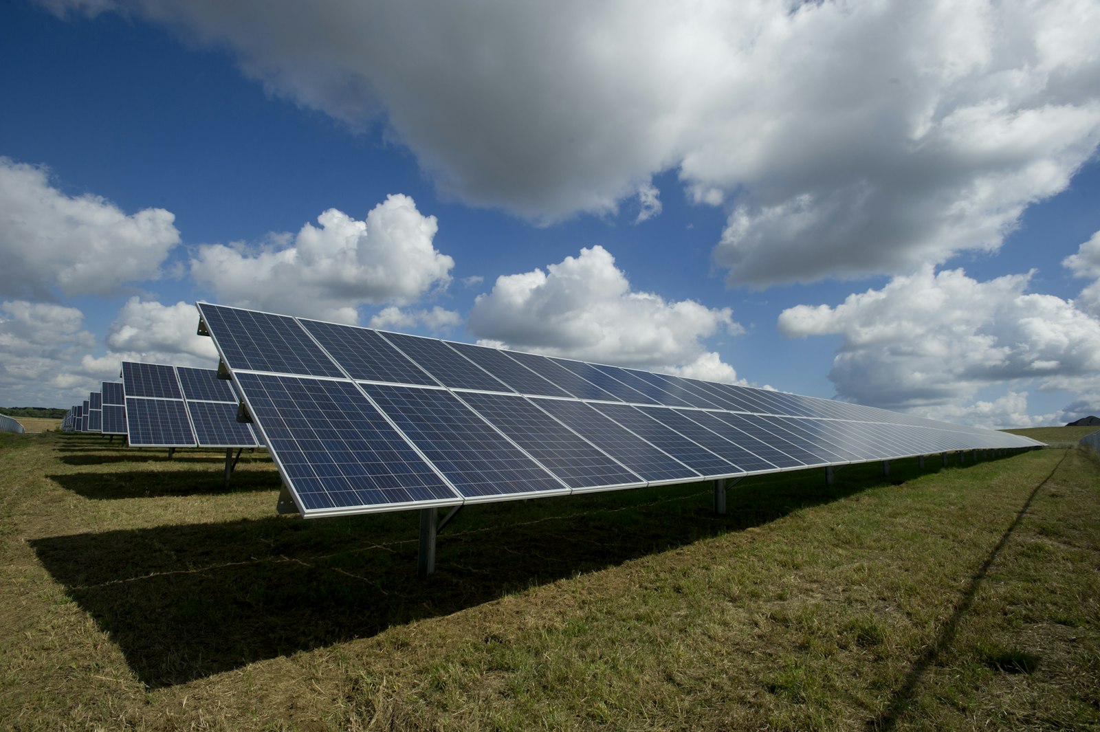 Painéis solares ao pôr do sol em Portugal
